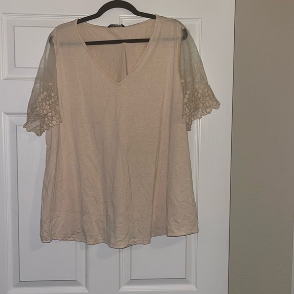 BloomChic Tops - BloomChic Cream Shirt with Lace Sleeves